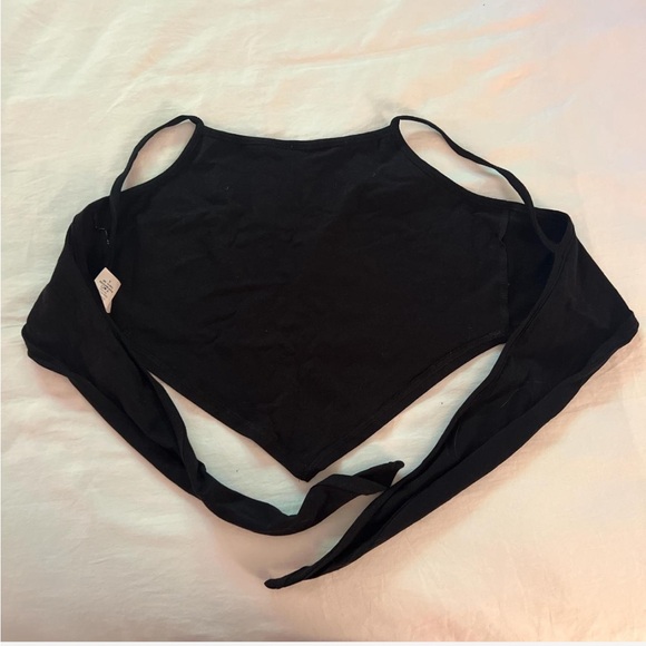 Elegant Black Paisley Crop Top - Picture 2 of 3